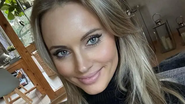 Heiße Bikini Show Schlager Beauty Jenice posiert im Wasser