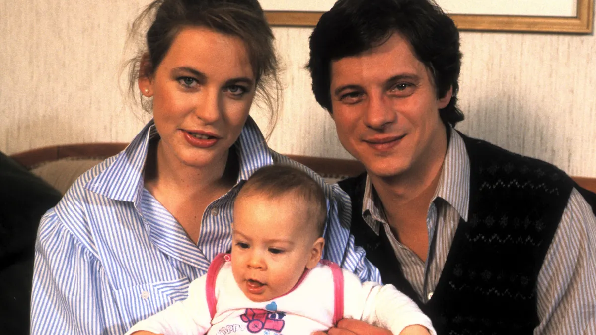 Jochen Schroeder, Anja Schüte und Timo Michametow in „Die Wicherts von nebenan“