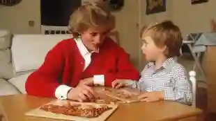 Lady Diana und Prinz William bei einem Puzzle im Kensington Palast