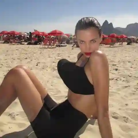 Irina Shayk im futuristischen BH
