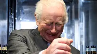 König Charles beim Bier zapfen