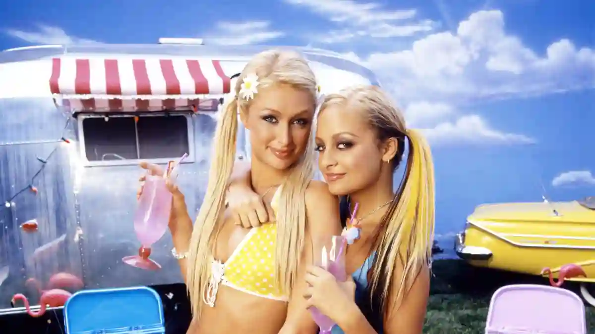 Paris Hilton und Nicole Richie für die zweite Staffel ihrer Show „The Simple Life“ 2004
