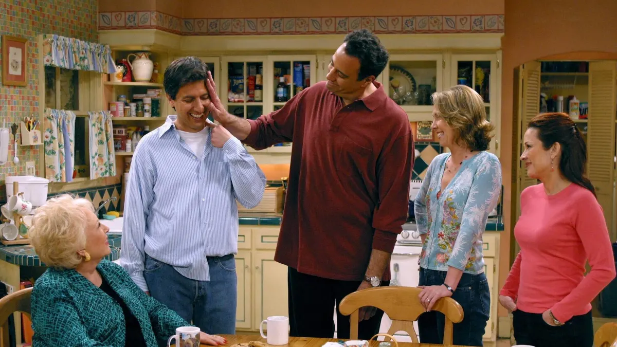Doris Roberts, Ray Romano, Brad Garrett, Monica Horan und Patricia Heaton in „Alle lieben Raymond“ am 13. September 1996