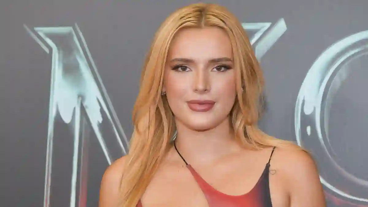 Bella Thorne rotes Kleid