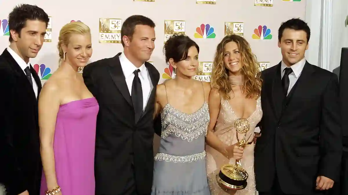 Der „Friends“-Cast David Schwimmer, Lisa Kudrow, Mathew Perry, Courtney Cox, Jennifer Aniston und Matt LeBlanc bei den Emmy Awards am 22. September 2002