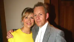 Andrea Kiewel und Johannes B. Kerner posieren im Jahr 2004 gemeinsam für ein Foto.