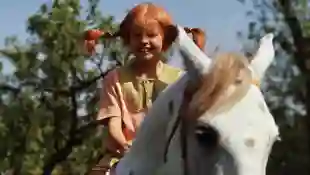 „Pippi Langstrumpf“ mit ihrem Pferd „kleiner Onkel“