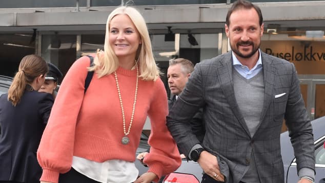 haakon begleitet seine kranke frau mette marit nach deutschland