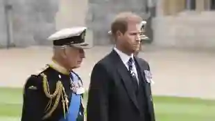 König Charles und Prinz Harry