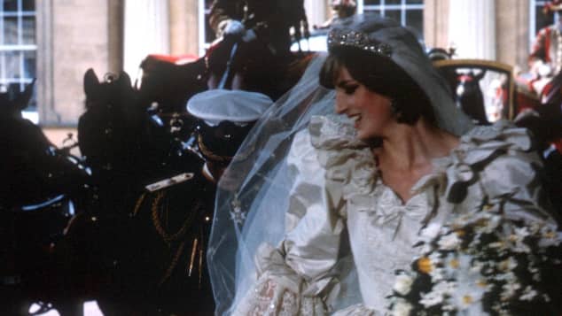 Lady Kitty Spencer: Ihr Hochzeitskleid erinnert an Lady Diana