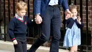 Prinz George und Prinzessin Charlotte mit Papa William auf dem Weg ins Krankenhaus, um ihre Mama und den neugeborenen Bruder zu besuchen
