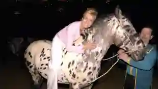 Sonja Zietlow sitzt auf einem Pferd im März 2005