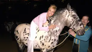 Sonja Zietlow sitzt auf einem Pferd im März 2005