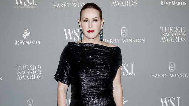 Pretty In Pink So Geht Es Molly Ringwald Heute This biography provides detailed information on her childhood, life, career, achievements and timeline. so geht es molly ringwald heute