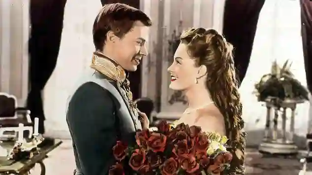 Karlheinz Böhm als „Kaiser Franz Joseph“ und Romy Schneider als „Sissi“ in „Sissi“ im Jahr 1956