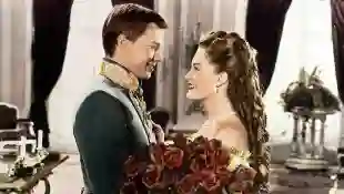 Karlheinz Böhm als „Kaiser Franz Joseph“ und Romy Schneider als „Sissi“ in „Sissi“ im Jahr 1956