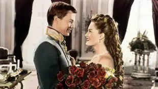 Karlheinz Böhm als „Kaiser Franz Joseph“ und Romy Schneider als „Sissi“ in „Sissi“ im Jahr 1956
