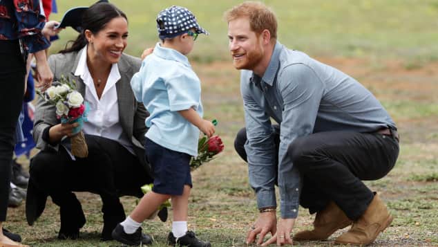 Süß! Kleiner Junge bekommt nicht genug von Prinz Harrys Bart