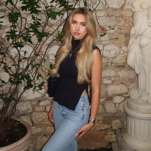 Shania Geiss side boob