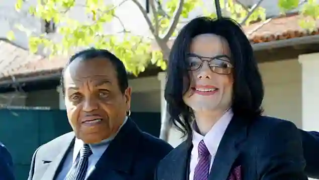 Joe Jackson und sein Sohn Michael Jackson verlassen das Gericht während des Prozesses gegen den „King of Pop“