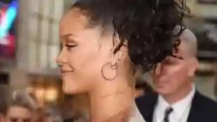 Rihannas Tattoo am Hals hat einen Fehler