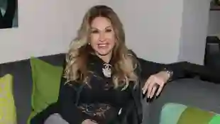Carmen Geiss posiert auf einer Couch im Januar 2018.