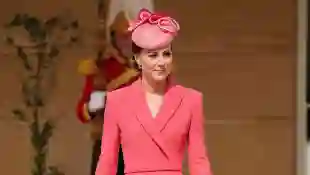 Herzogin Kate in korallfarbenden Kleid und mit Mini-Taille