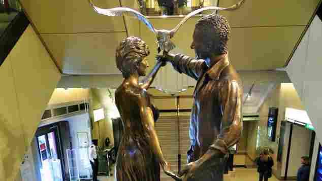Statue von Lady Diana und Dodi al-Fayed im Einkaufszentrum Harrods, in London