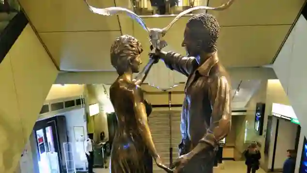 Statue von Lady Diana und Dodi al-Fayed im Einkaufszentrum Harrods, in London