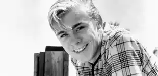 Luke Halpin spielte „Sandy Ricks“ in „Flipper“