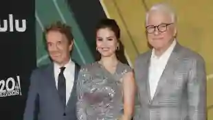 Selena Gomez, Martin Short und Steve Martin bei der Premiere der zweiten Staffel von „Only Murders in the Building“ am 27. Juni 2022