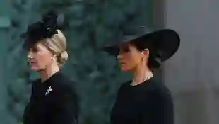 herzogin meghan und sophie bei der beerdigung der queen