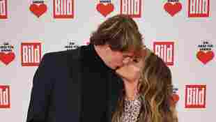 Sophia Thomalla und Alexander Zverev küsse sich bei ihrem ersten gemeinsamen Red-Carpet-Auftritt