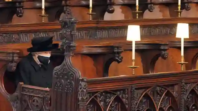 Königin Elisabeth II. während der Trauerrede für Prinz Philip  in der St George’s Chapel