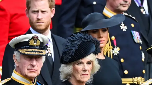 König Charles und Prinz Harry