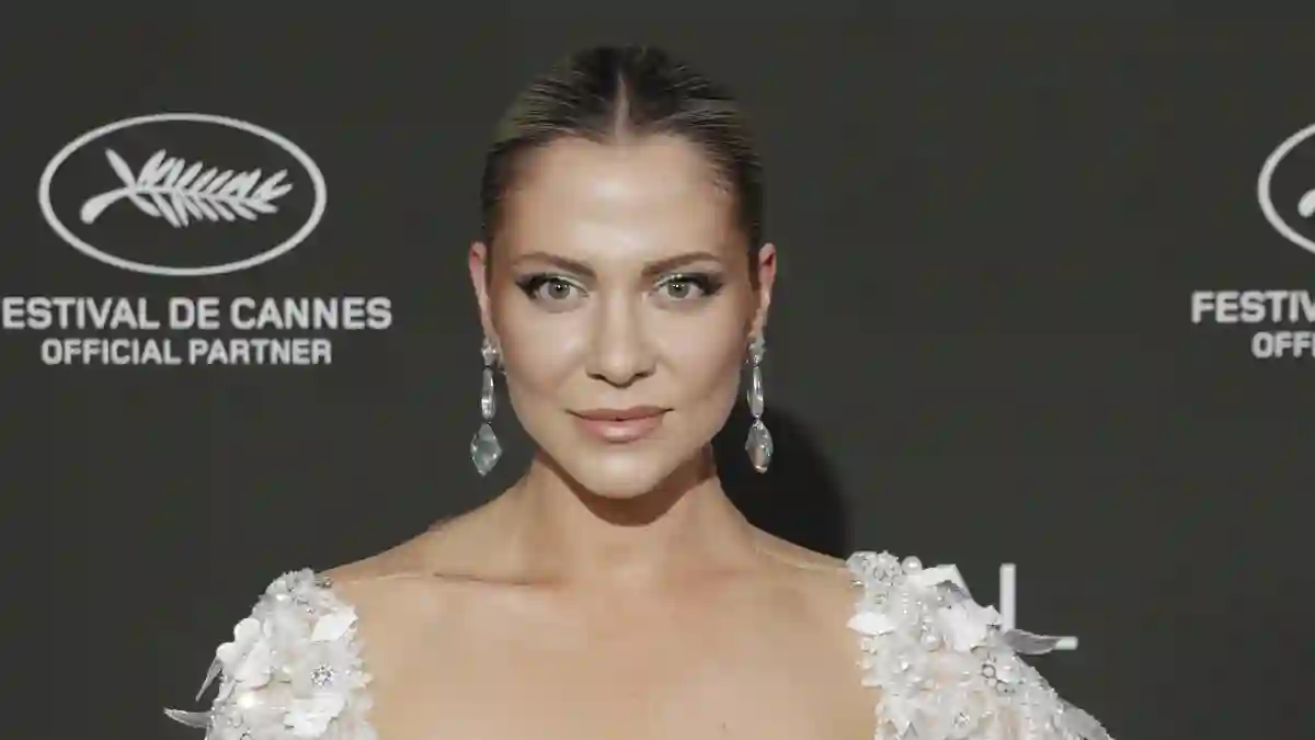 Valentina Pahde in einem weißen Kleid bei einem Event von L'Oreal Paris 2022