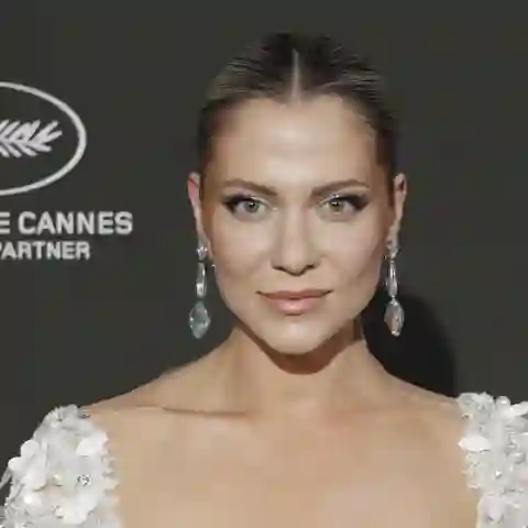Valentina Pahde in einem weißen Kleid bei einem Event von L'Oreal Paris 2022