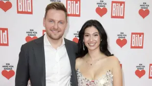 Paola Maria und ihr Freund Alexander Thoss zusammen auf dem roten Teppich eines „Bild“-Events im Dezember 2022