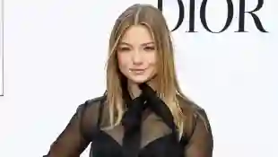 Julia Beautx in einem schwarzen Kleid bei einem Dior-Event