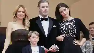 John Travoltas Kinder Ella Bleu (r.) und Benjamin (2.v.l.) begleiten ihn und seine Frau Kelly Preston (l.) nach Cannes