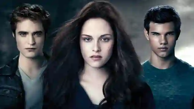 „Twilight“ Filmposter mit Kristen Stewart als Bella Swan, Robert Pattinson als Edward Cullen, Taylor Lautner als Jacob.