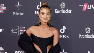 Lola Weippert in einem schwarzen, transparenten Einteiler auf dem roten Teppich im Dezember 2022.