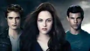 „Twilight“ Filmposter mit Kristen Stewart als Bella Swan, Robert Pattinson als Edward Cullen, Taylor Lautner als Jacob.