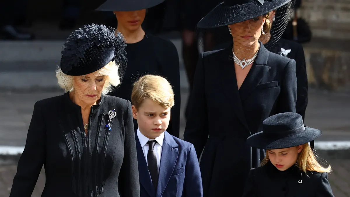 Königin Camilla, Herzogin Kate, Prinz George und Prinzessin Charlotte auf der Beerdigung