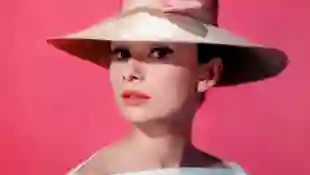 Audrey Hepburn Oberteil wie Meghans Hochzeitskleid