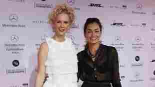 Monica Ivancan und Jana Ina Zarrella gemeinsam auf dem roten Teppich der Mercedes-Benz Fashion Week in Berlin.
