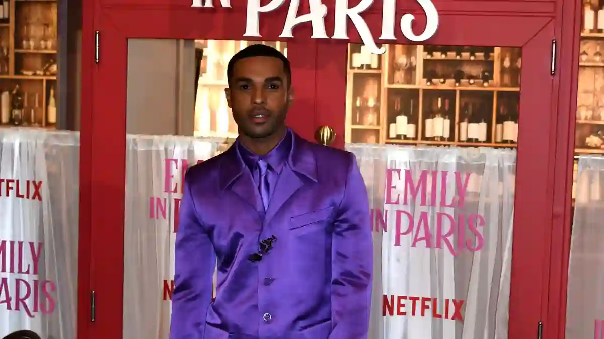 Alfie“-Darsteller Lucien Laviscount aus „Emily in Paris“ bei einer Veranstaltung im Dezember 2022