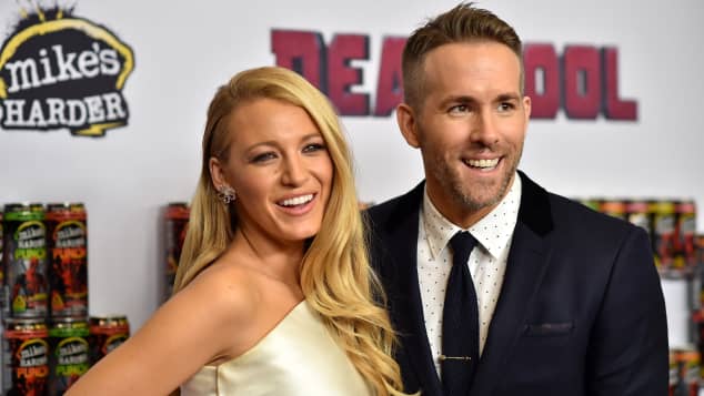 Ryan Reynolds Frau - Familienfoto Ryan Reynolds Zeigt Sich Mit Frau Baby Und Wald Fm1today : 2015 die frau in gold age: