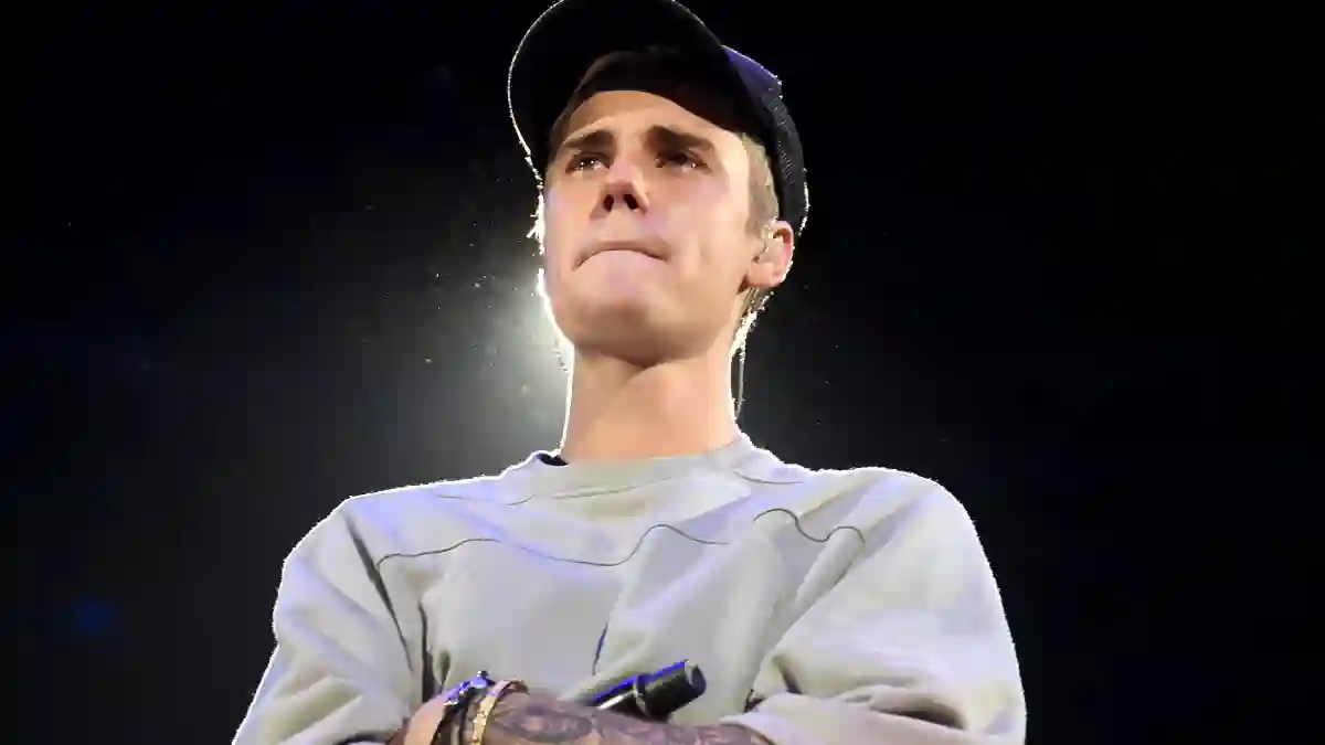 Justin Bieber steht mit verschränkten Armen auf der Bühne im November 2015.