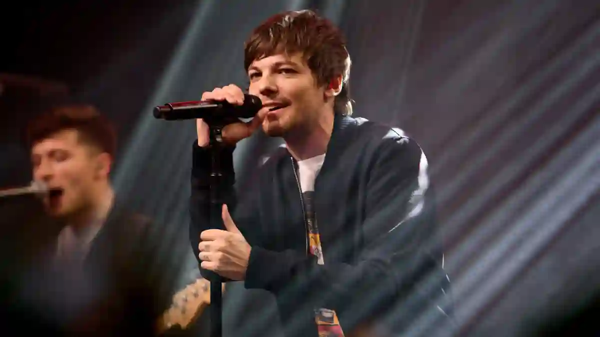 Louis Tomlinson singt auf der Bühne im Jahr 2019